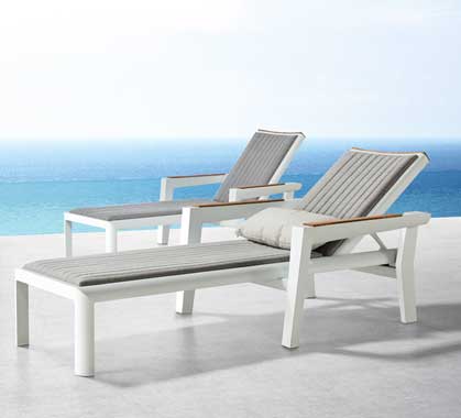 Lot de 2 Chaises Longues Bains de Soleil + 1 Table basse Aluminium et Teck Antigua Blanc