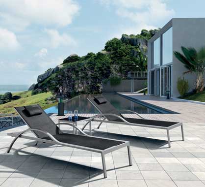 Lot de 2 Bains de Soleil + 1 Table basse Aluminium et Textilène Marcy Gris