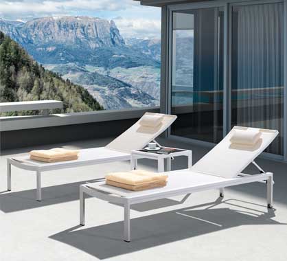 Lot de 2 Bains de Soleil + 1 Table basse Aluminium et Textilène Cocktail Blanc