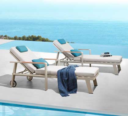 Lot de 2 Chaises Longues Bains de Soleil + 1 Table Basse Aluminium et Teck Nofi Beige
